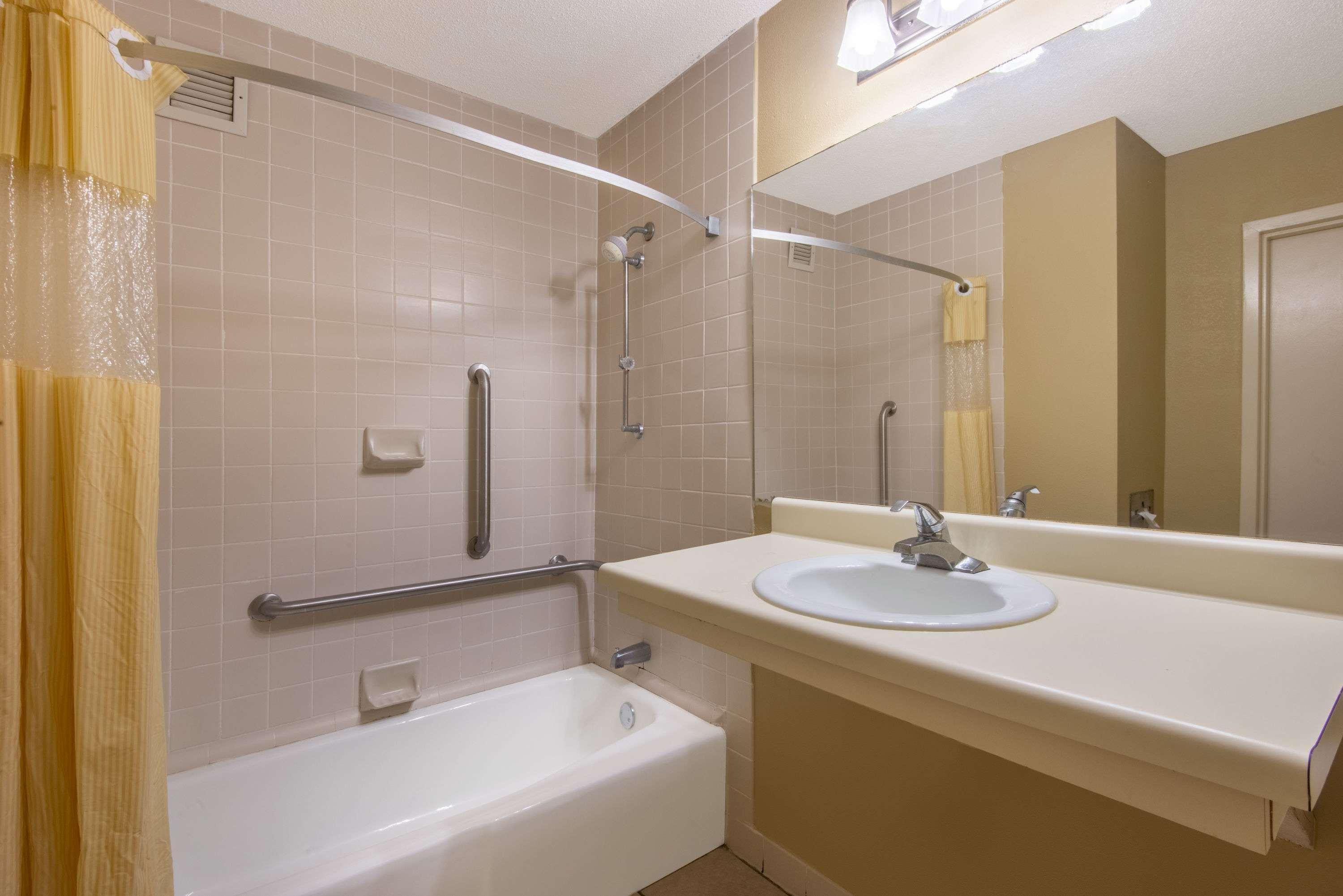Days Inn By Wyndham Clanton Al Экстерьер фото
