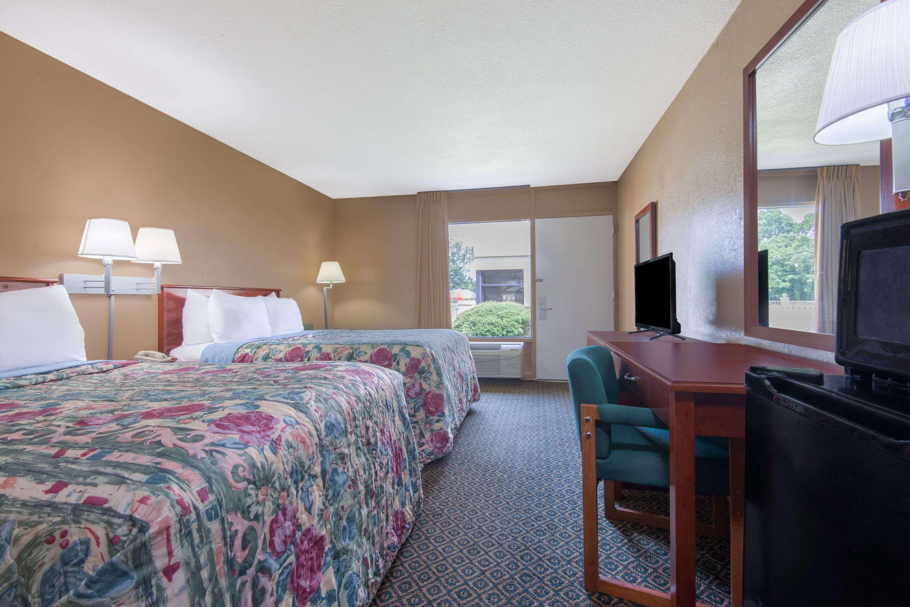 Days Inn By Wyndham Clanton Al Экстерьер фото