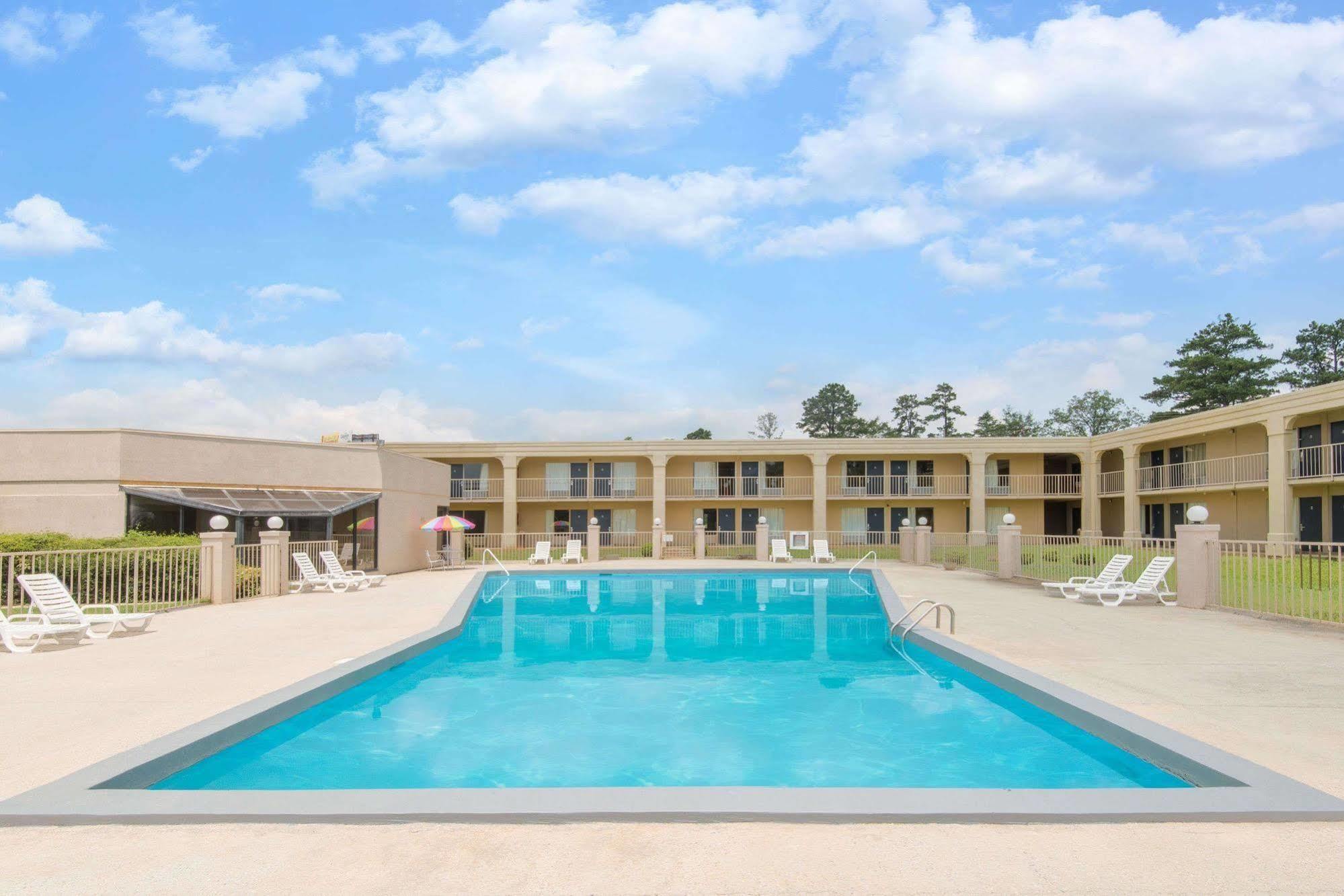 Days Inn By Wyndham Clanton Al Экстерьер фото